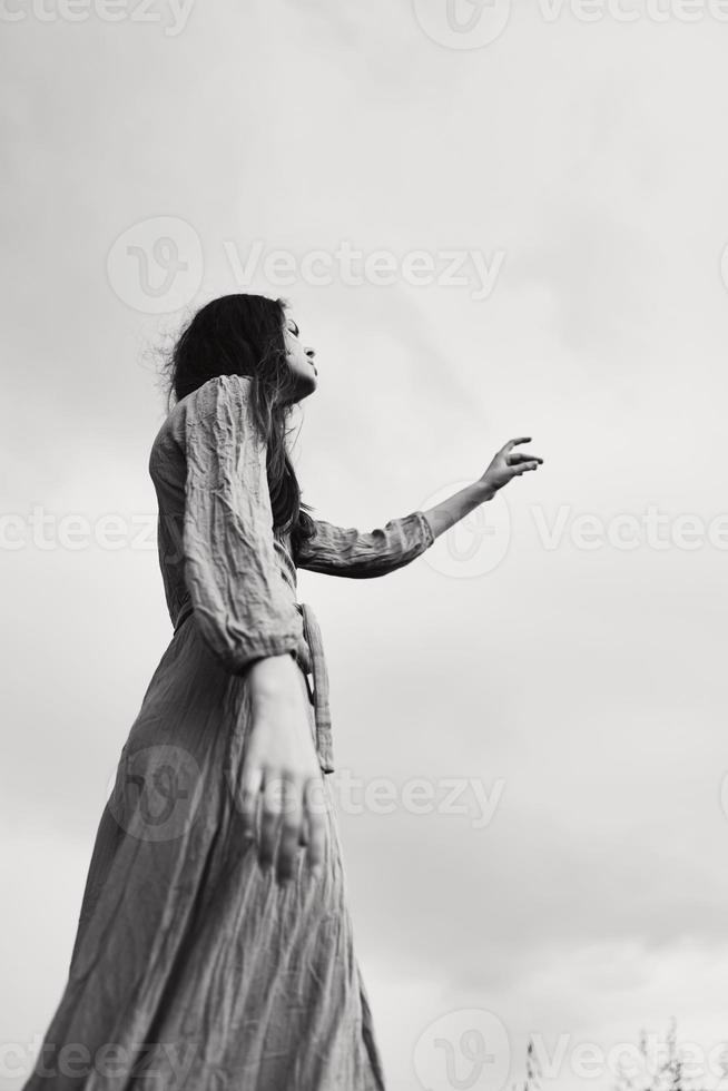 mooi vrouw lang kapsel in buitenshuis bruiloft jurk elegant stijl foto