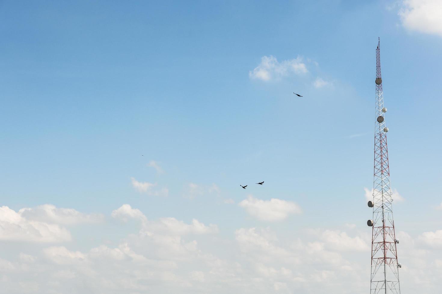 antenne telecommunicatie toren op een azuurblauwe achtergrond foto