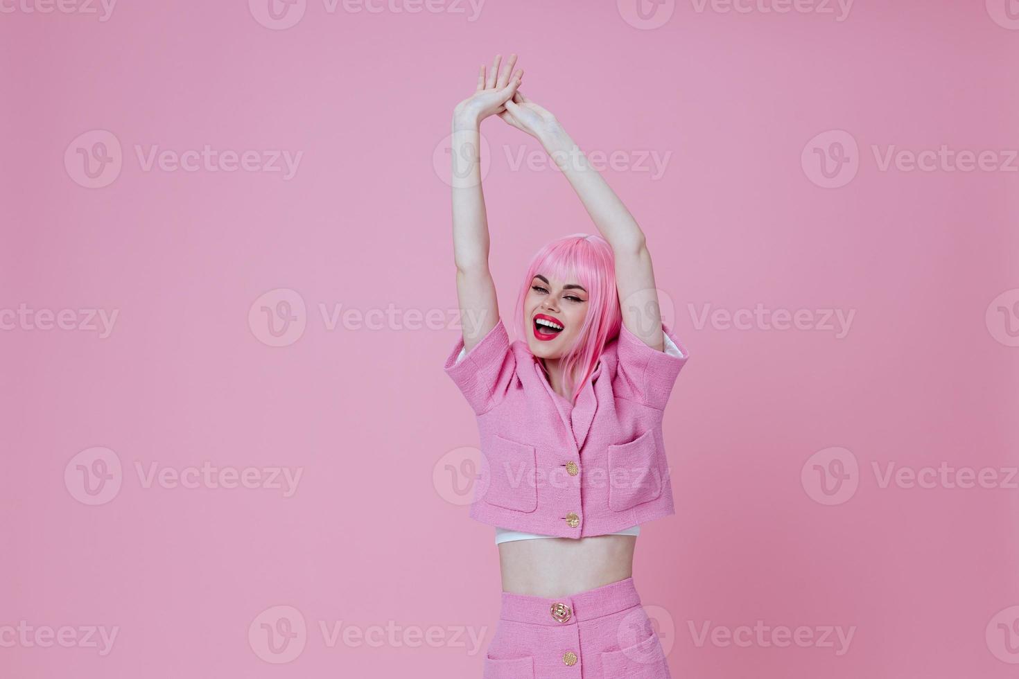 positief jong vrouw helder bedenken roze haar- aantrekkingskracht kleur achtergrond ongewijzigd foto