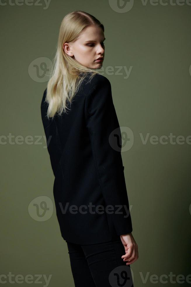 de blond poses met haar terug naar de camera. concept foto voor kleding merken. koel aanbod voor modieus pakken