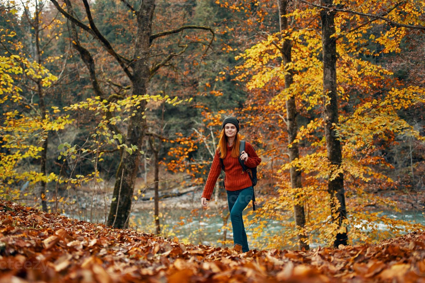 vrouw reist in herfst Woud in natuur landschap geel bladeren Aan bomen toerisme rivier- meer foto