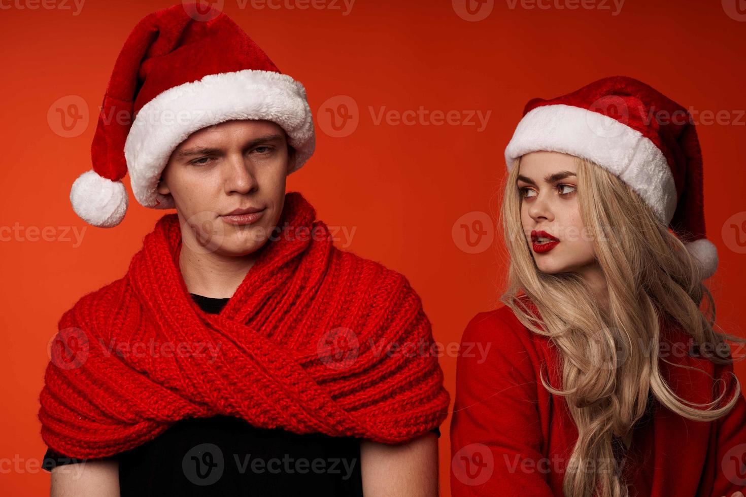 familie in nieuw jaar kleren Kerstmis vakantie rood achtergrond foto