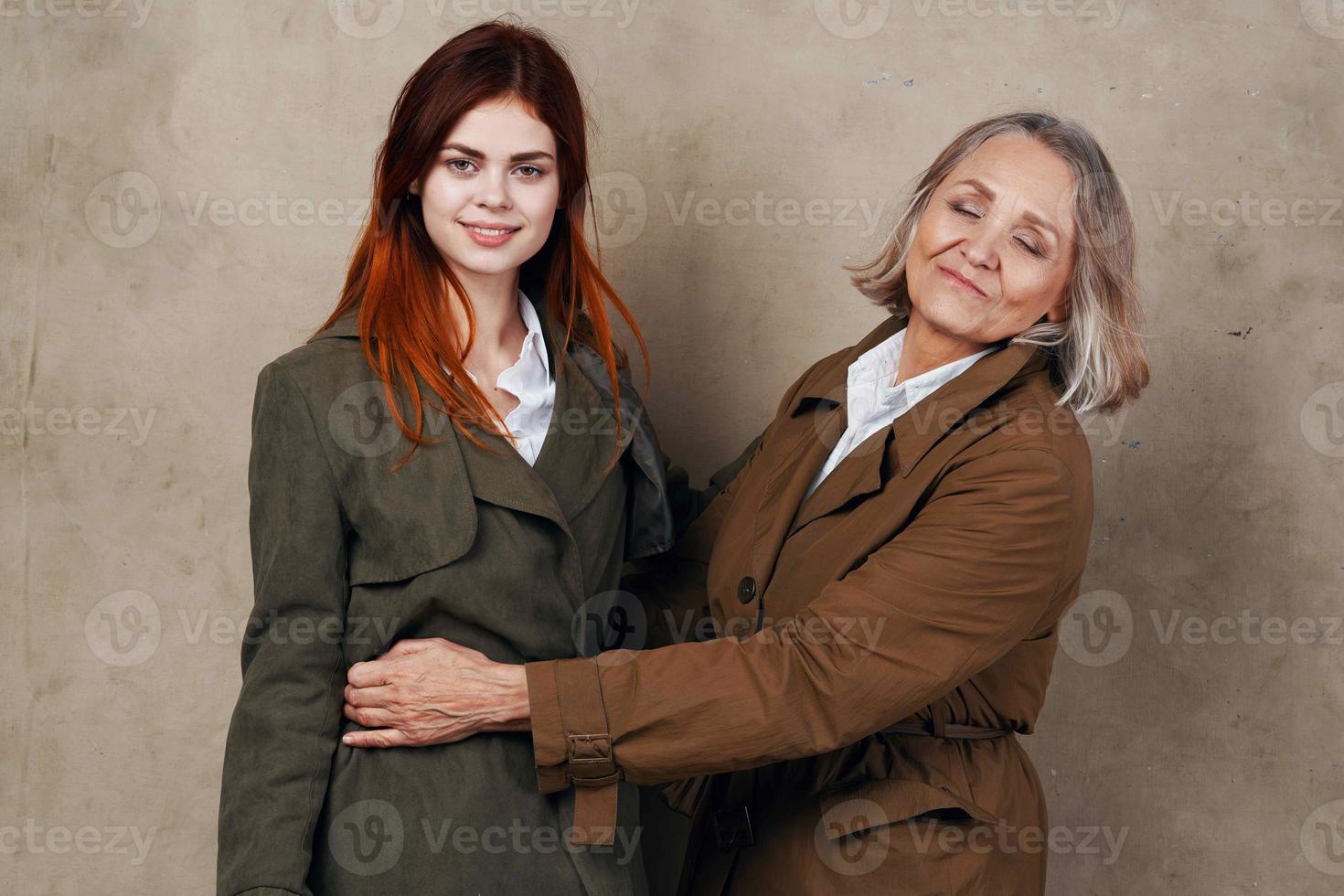 mam en dochter in jas poseren mode herfst stijl foto