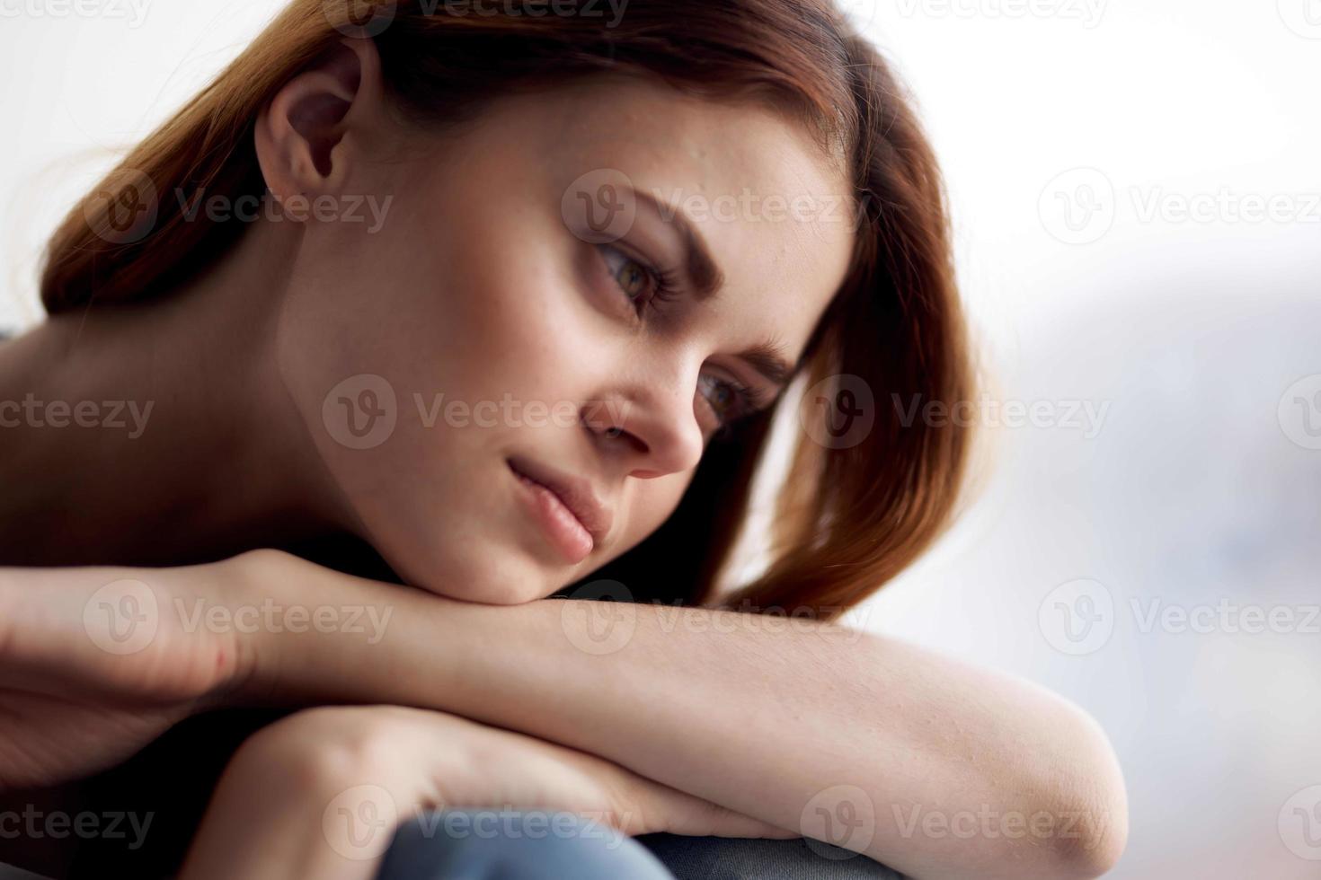 vrouw aantrekkelijk kijken met een blauw plaid ochtend- foto