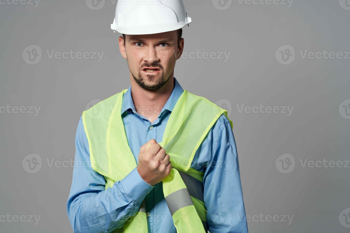 Mens in bouw uniform bescherming werken beroep licht achtergrond foto