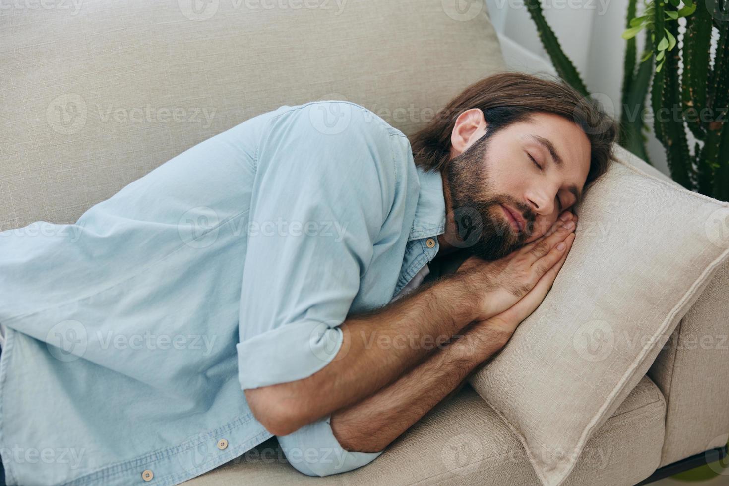 een Mens slapen Aan de bankstel gedurende de dag is moe en ontspannen na spanning en gevoel slechte. spanning Bij werk, arm slaap en Gezondheid problemen foto