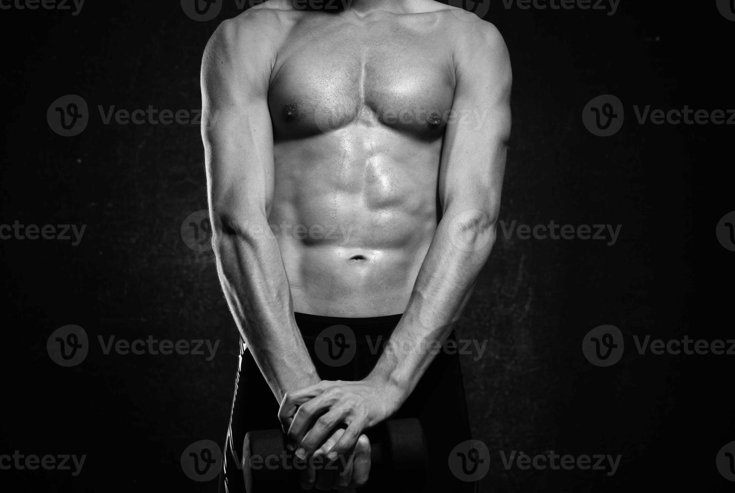 atletisch Mens opgeblazen torso training oefening poseren spieren foto