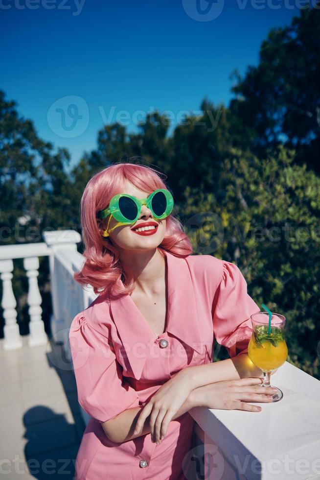 jong vrouw groen bril aantrekkingskracht cocktail pret zomer dag foto