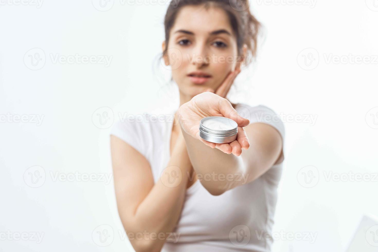 vrouw met room Aan haar handen hydraterend huid zorg blauw achtergrond foto