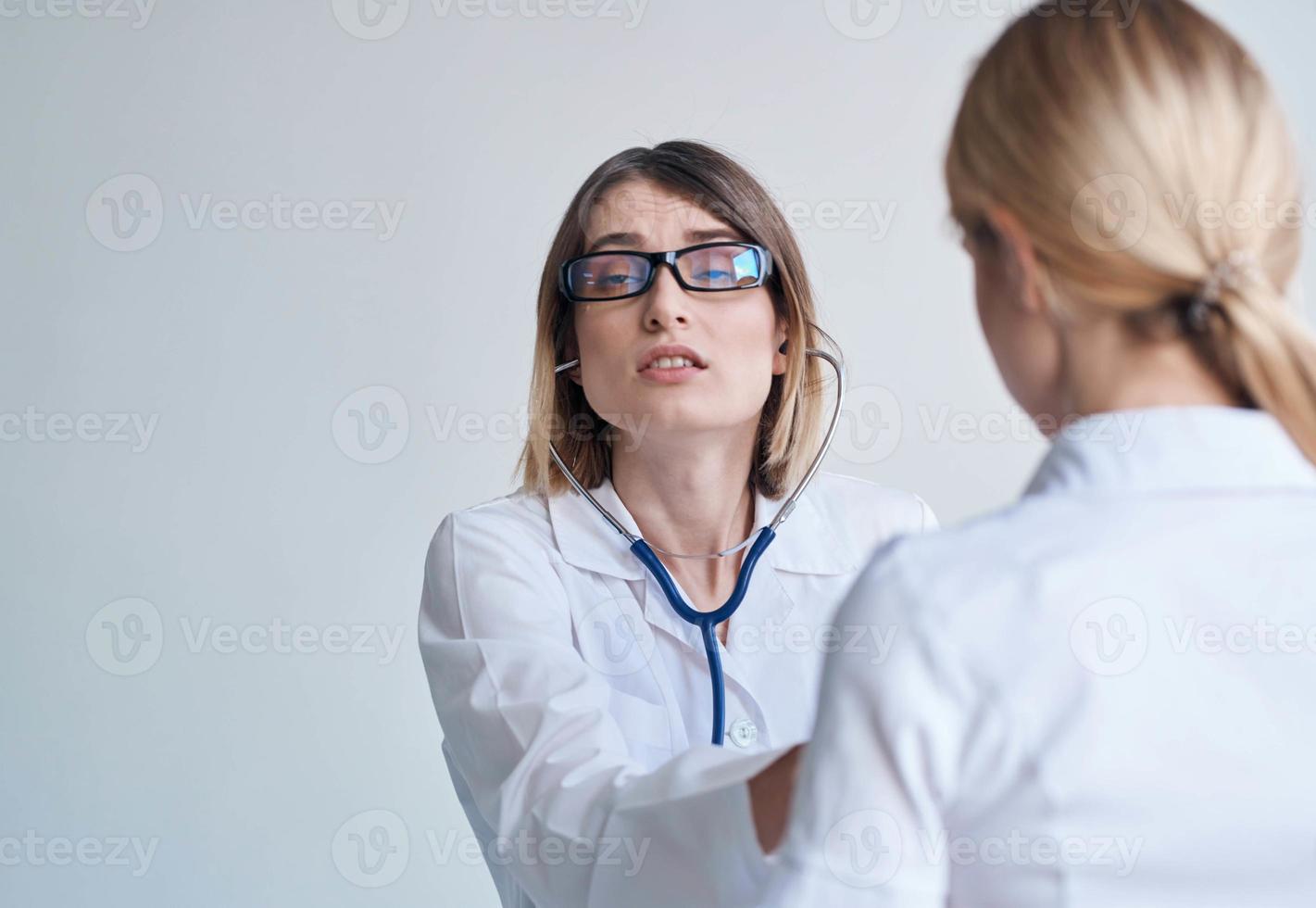 dokter en geduldig Aan licht blauw achtergrond stethoscoop Gezondheid problemen bijgesneden visie foto