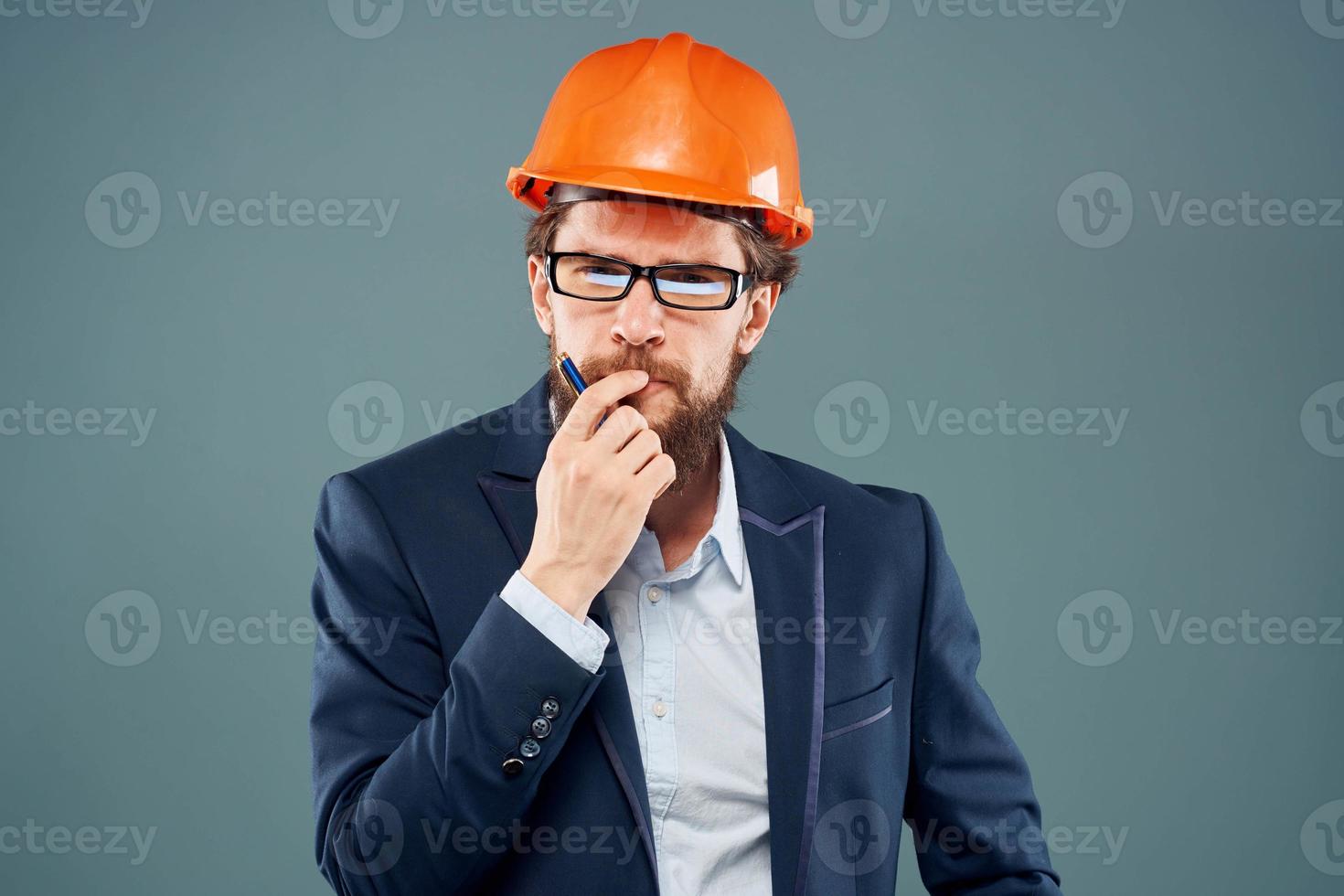 een Mens vervelend een oranje moeilijk hoed industrie officieel baan foto