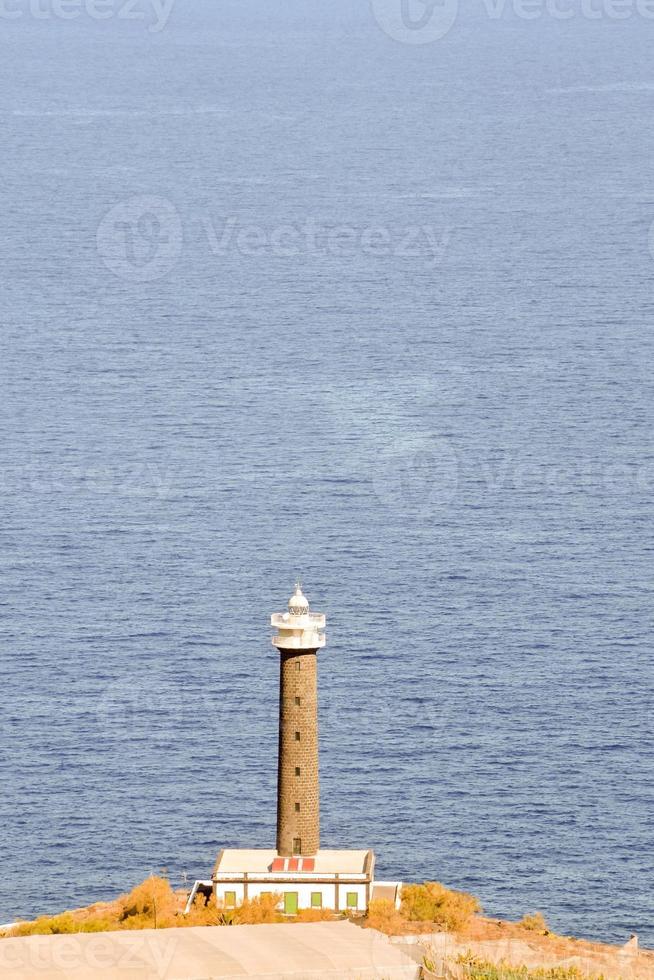 vuurtoren door de zee foto