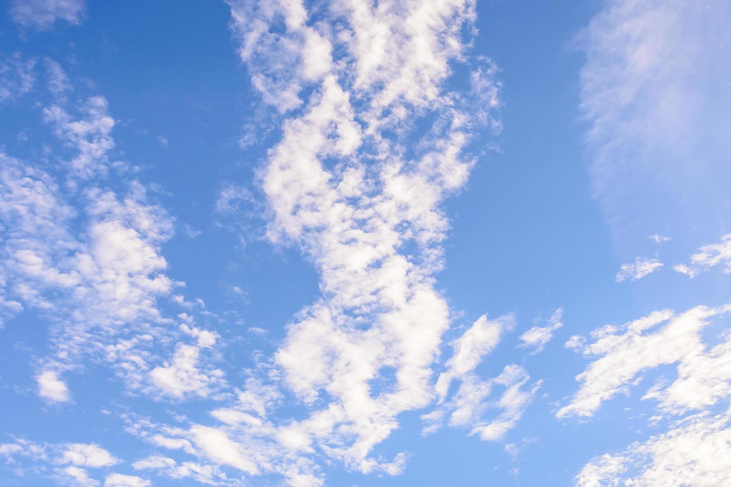 wolk op blauwe hemelachtergrond foto