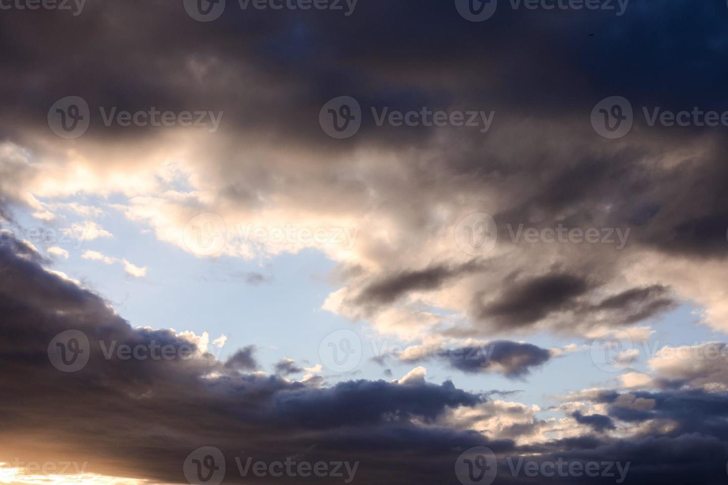 kleurrijk lucht Bij zonsondergang foto