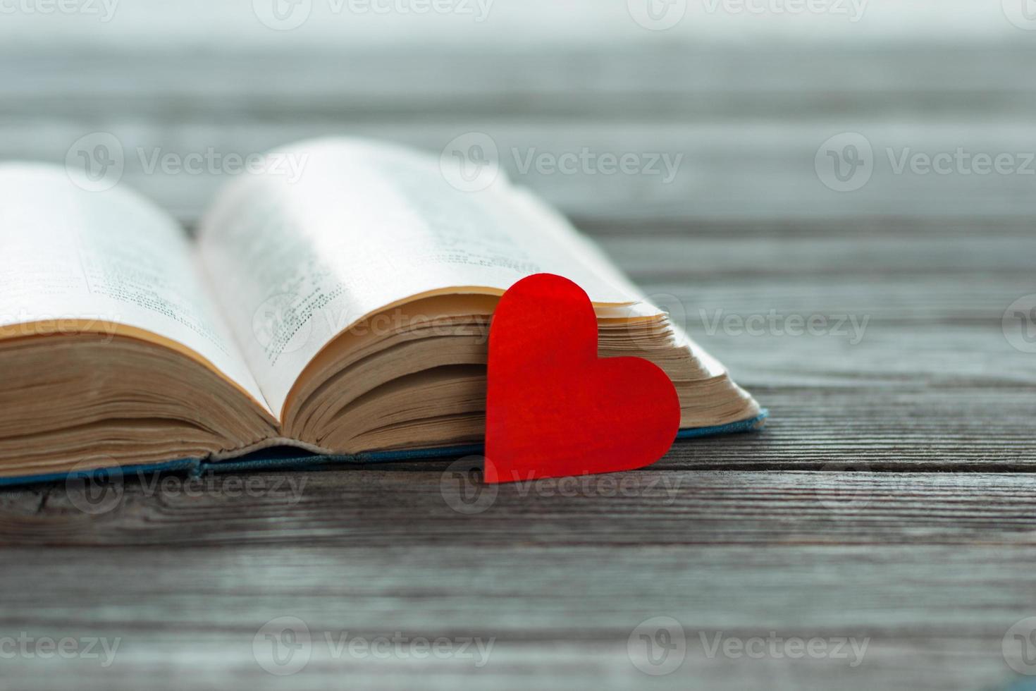Open boek met rood papier hart foto