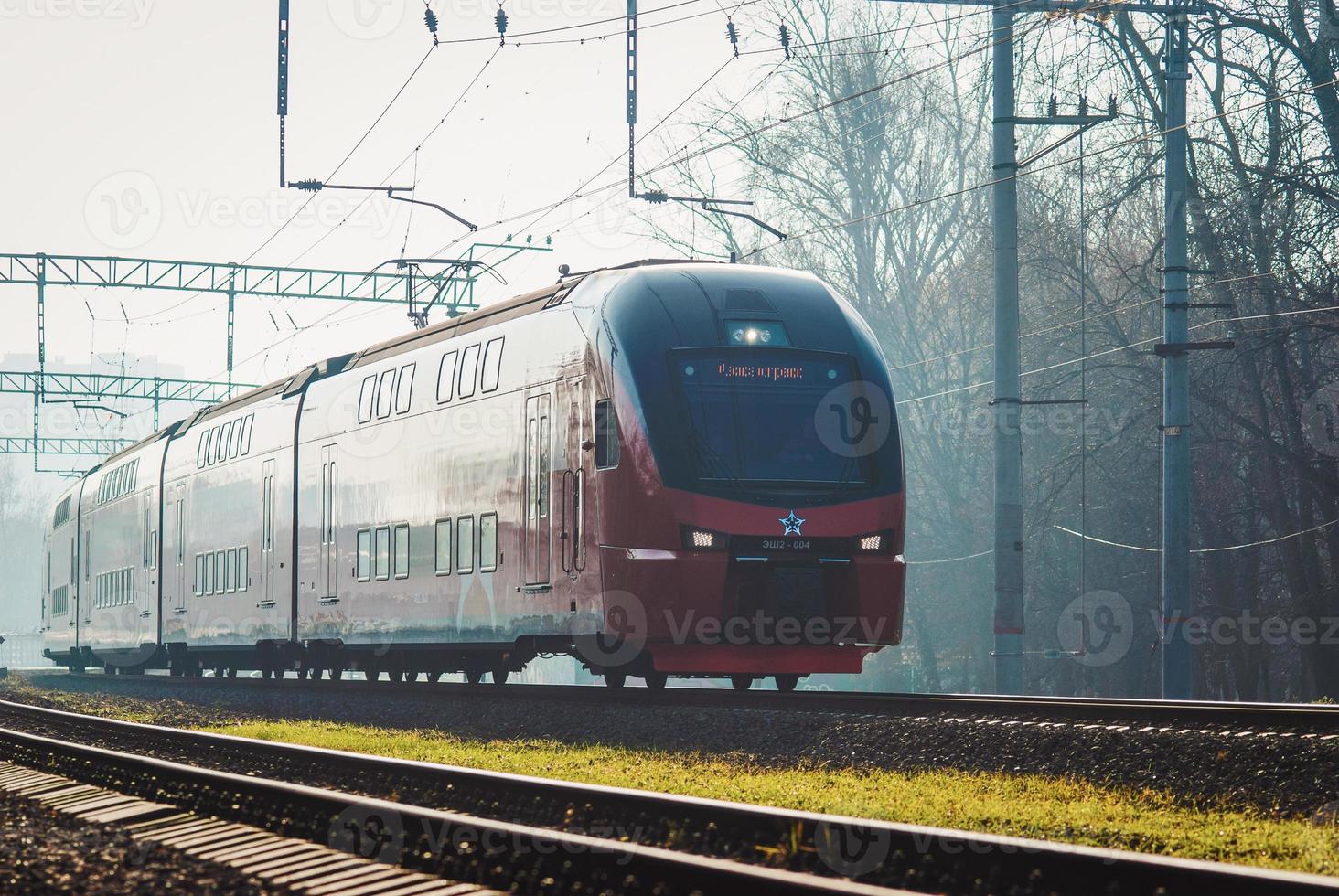 trein Aan de spoorweg - aeroexpress luchthaven overdracht trein in Moskou, Moskou, 31 okt 2021 foto