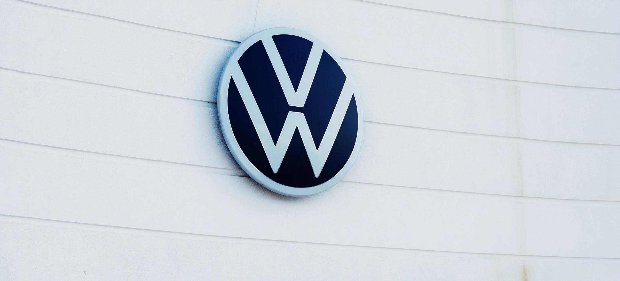 Minsk, Wit-Rusland, maart 2023 - volkswagen logo van handel foto