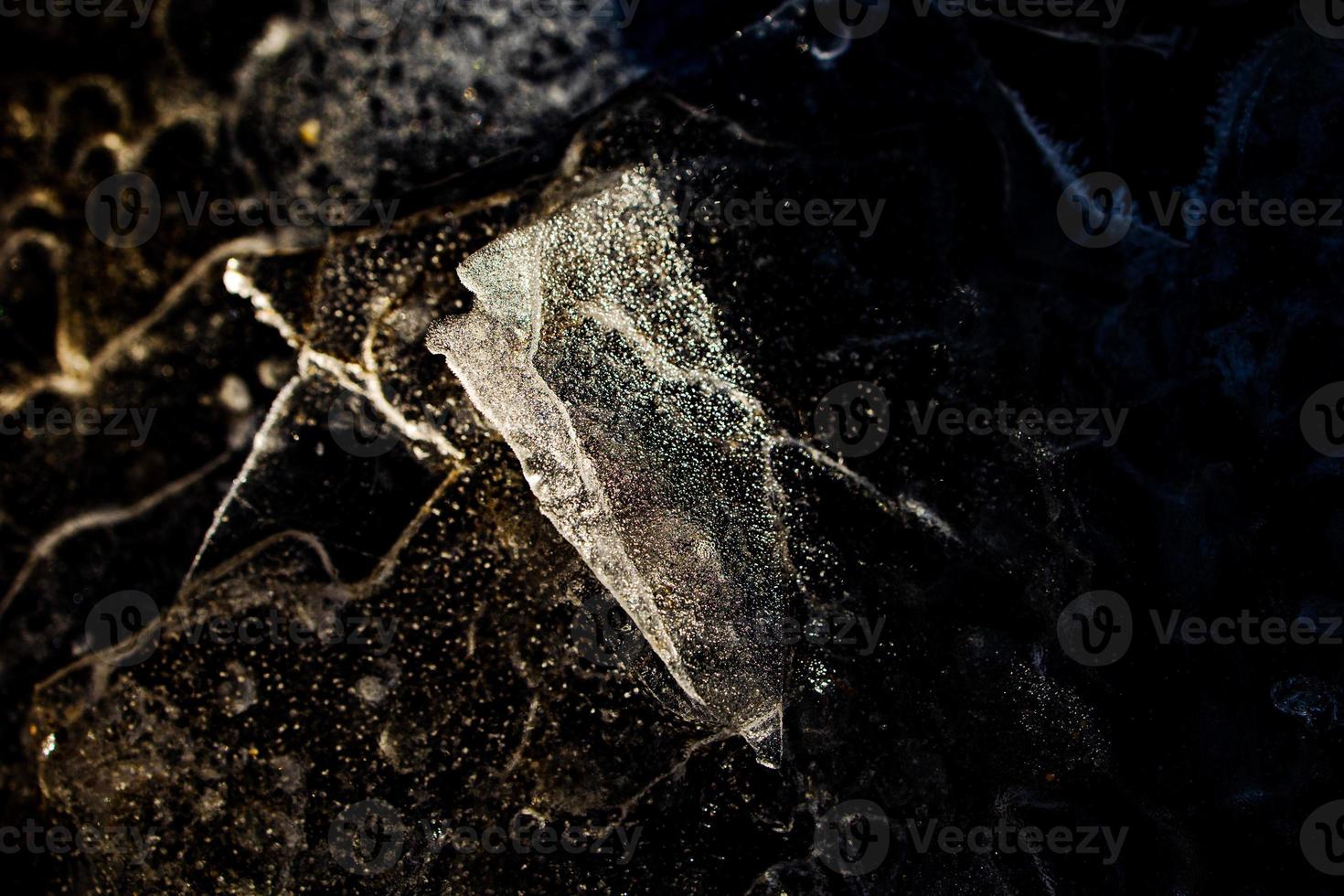 interessant abstract achtergrond met ijs detailopname Aan een bevroren plas foto