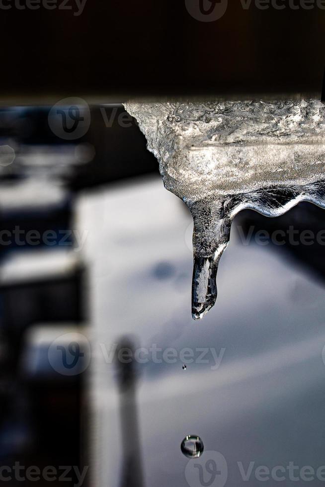 ittle winter ijspegels met druipend water detailopname foto