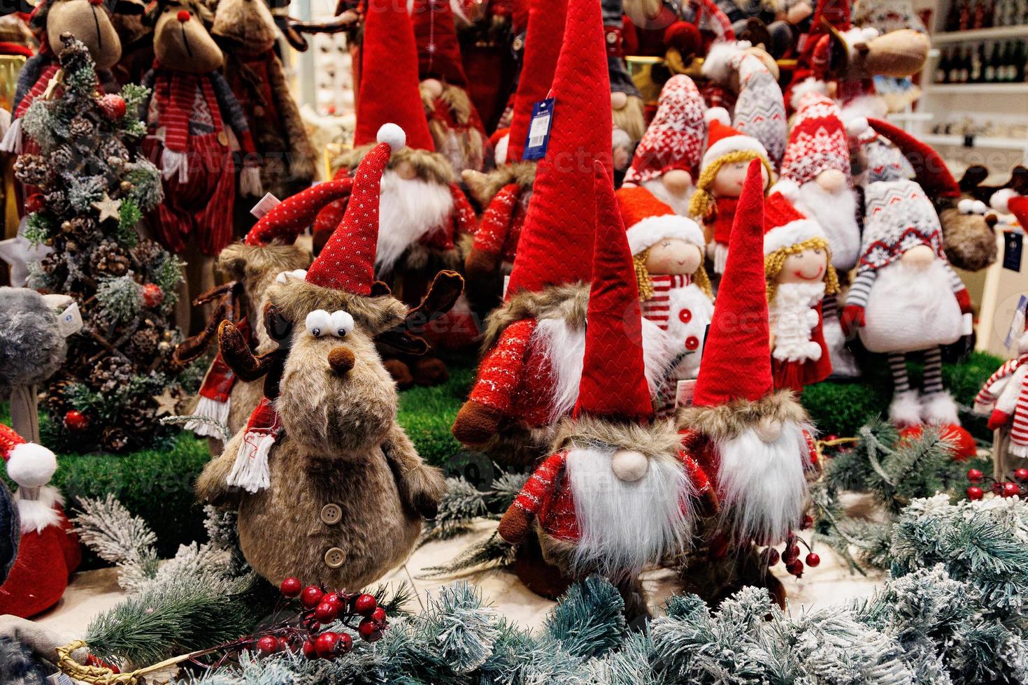 pluche Kerstmis elfen in rood hoeden achtergrond foto