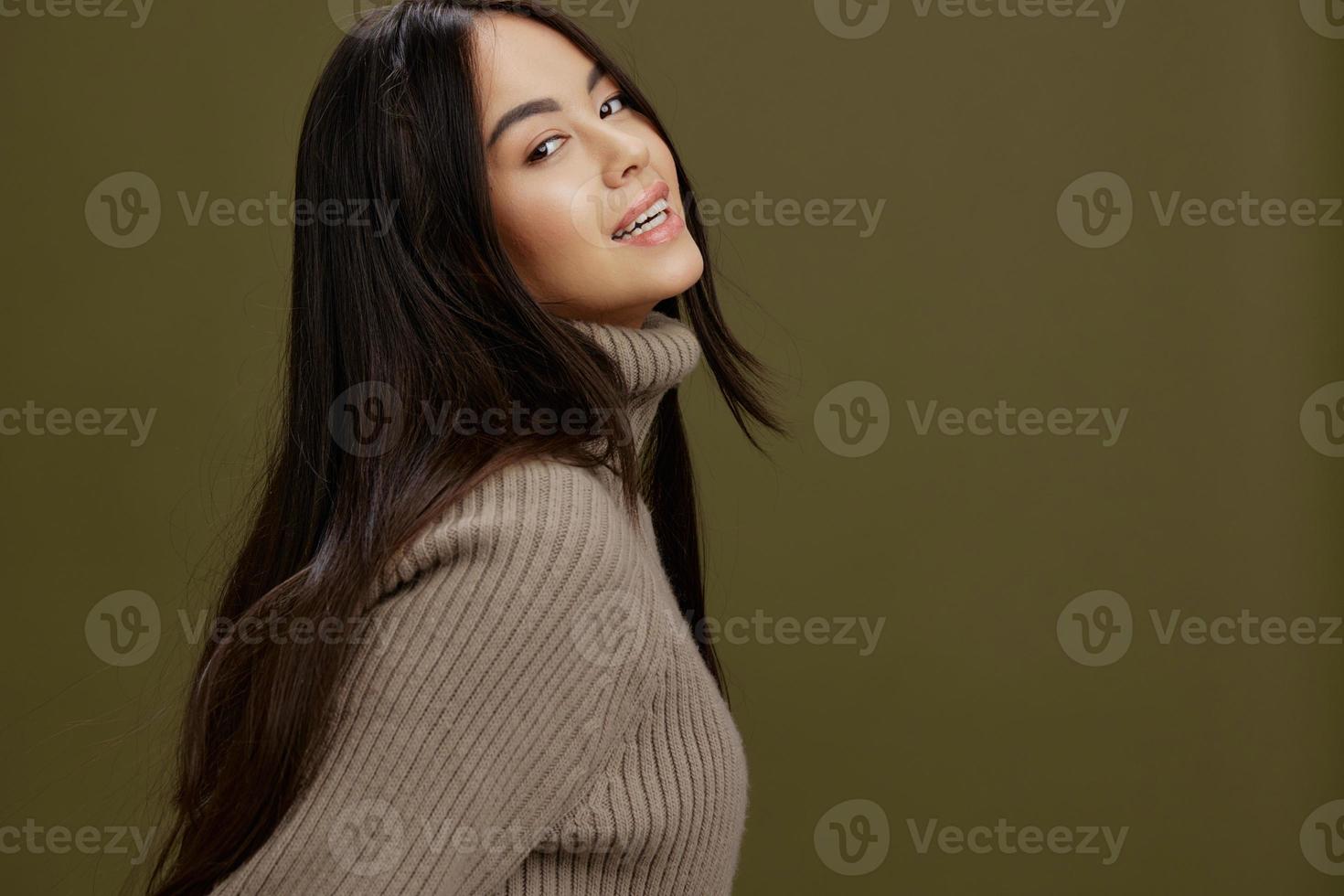 portret vrouw in winter trui mode schoonheidsmiddelen kleren groen achtergrond foto
