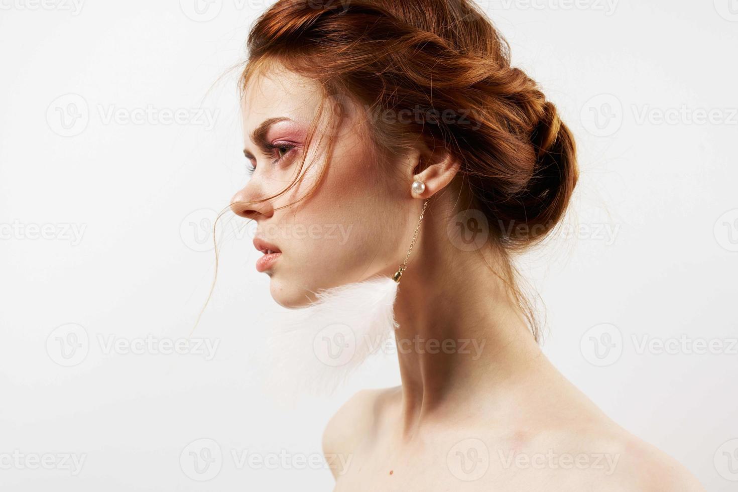 vrouw met kaal schouders helder bedenken sieraden oorbellen detailopname foto