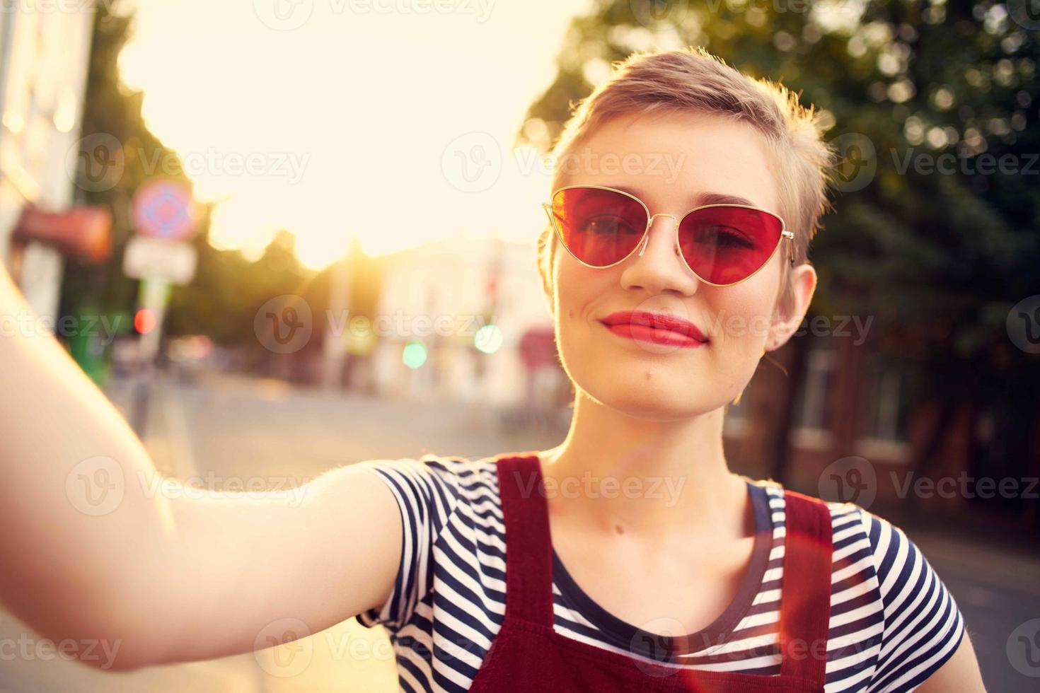 vrouw vervelend zonnebril wandelen de stad zomer huis foto