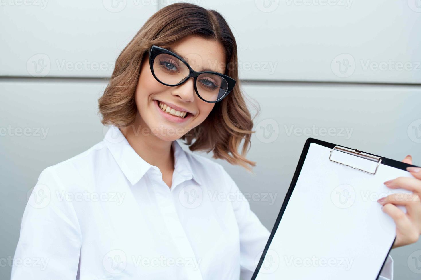 vrolijk bedrijf vrouw in de buurt gebouw documenten professioneel foto