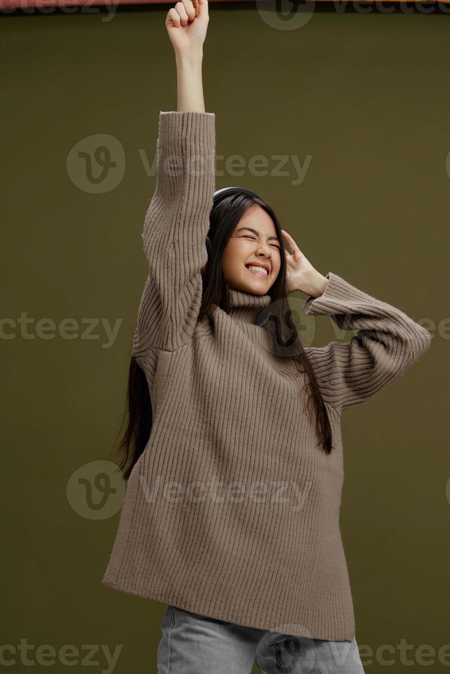 brunette draadloze hoofdtelefoons muziek- pret technologie geïsoleerd achtergrond foto