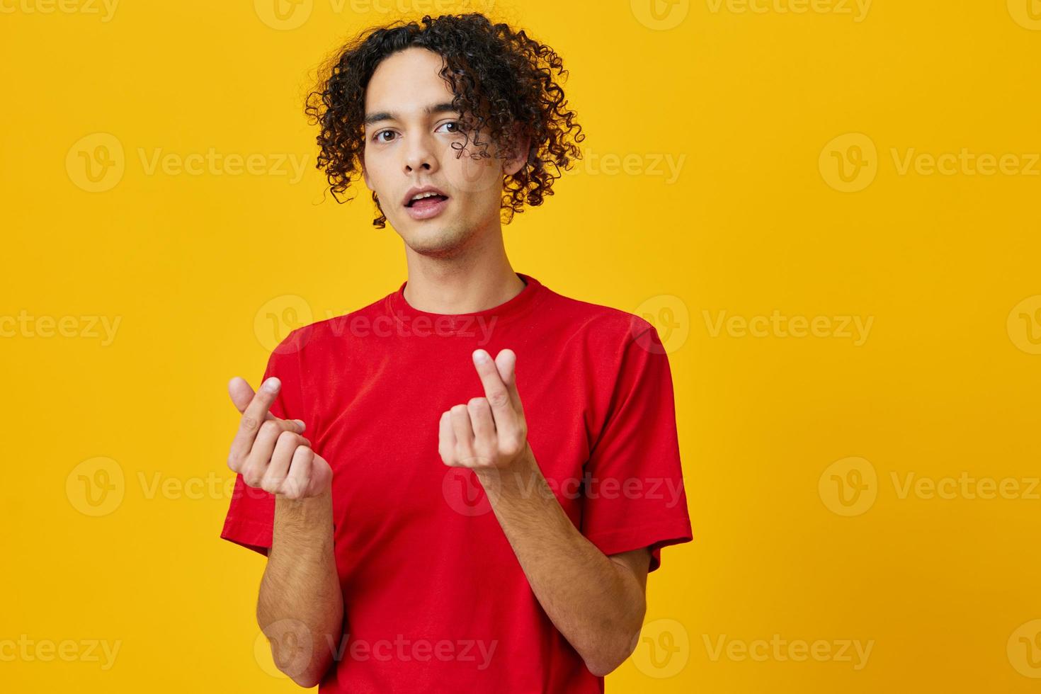 lief grappig Kaukasisch jong Mens in rood t-shirt tonen hart vorm gebaar poseren geïsoleerd Aan over- geel studio achtergrond. de het beste aanbod met vrij plaats voor reclame. emoties voor elke dag concept foto