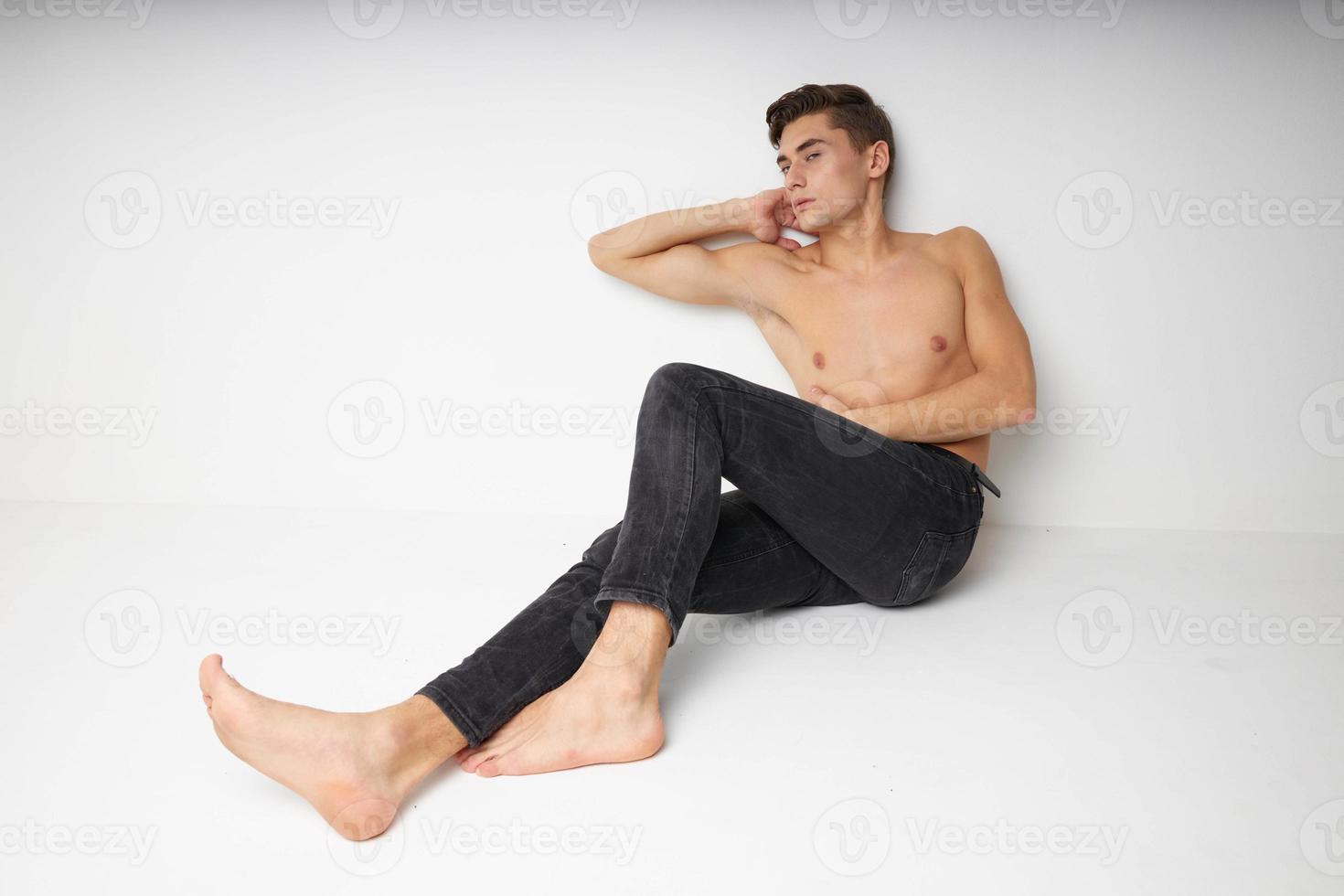 schattig Mens naakt torso zittend Aan de verdieping geïsoleerd achtergrond zelfvertrouwen studio foto