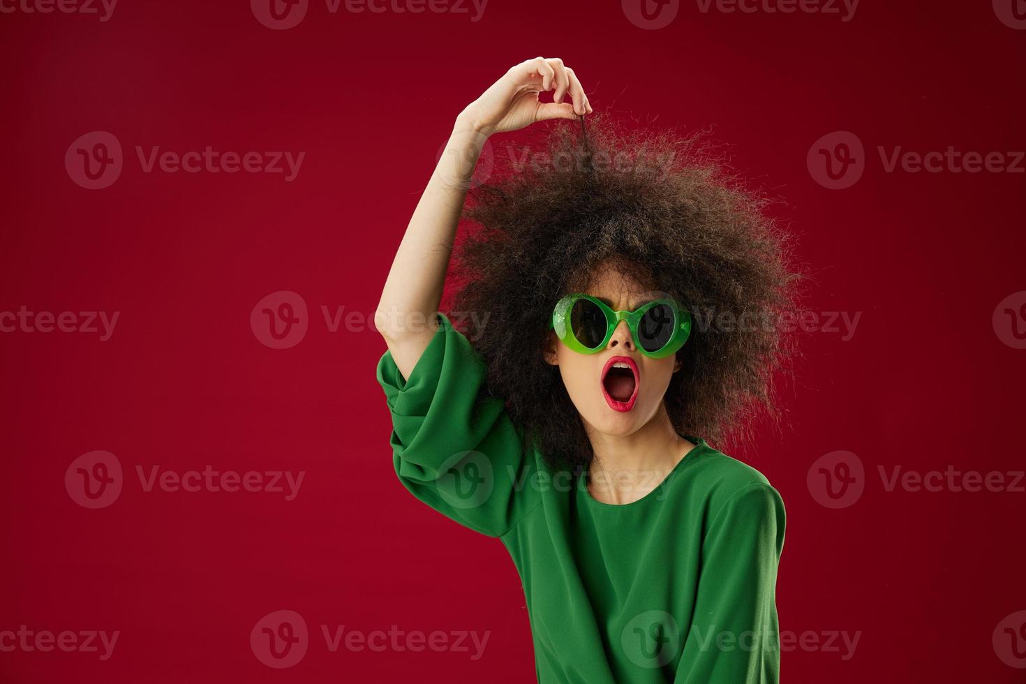 mooi jong vrouw Holding rood twintig procent korting reclame rood achtergrond ongewijzigd foto