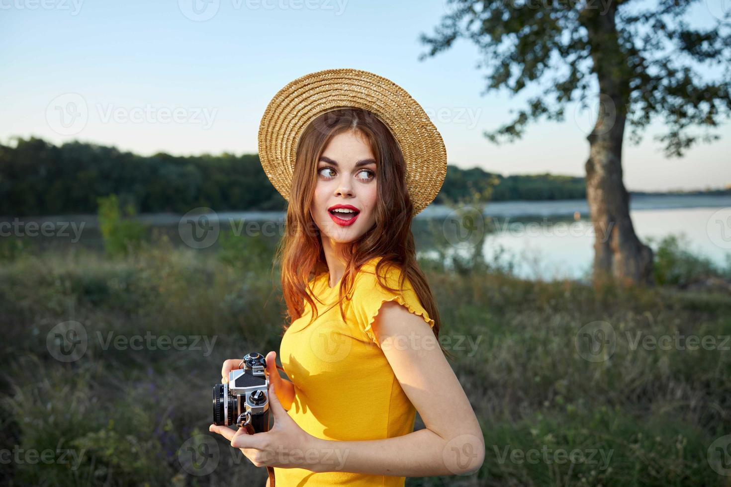 vrouw met een camera op zoek deze manier rood lippen hoed reizen vrije tijd natuur foto