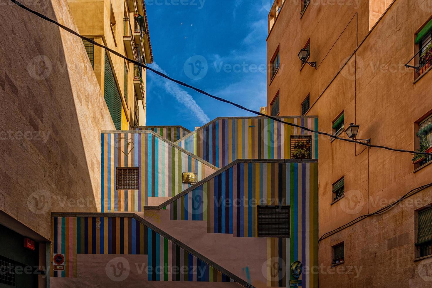 trap straat in Alicante Spanje gestreept decoratie Aan een zomer dag foto