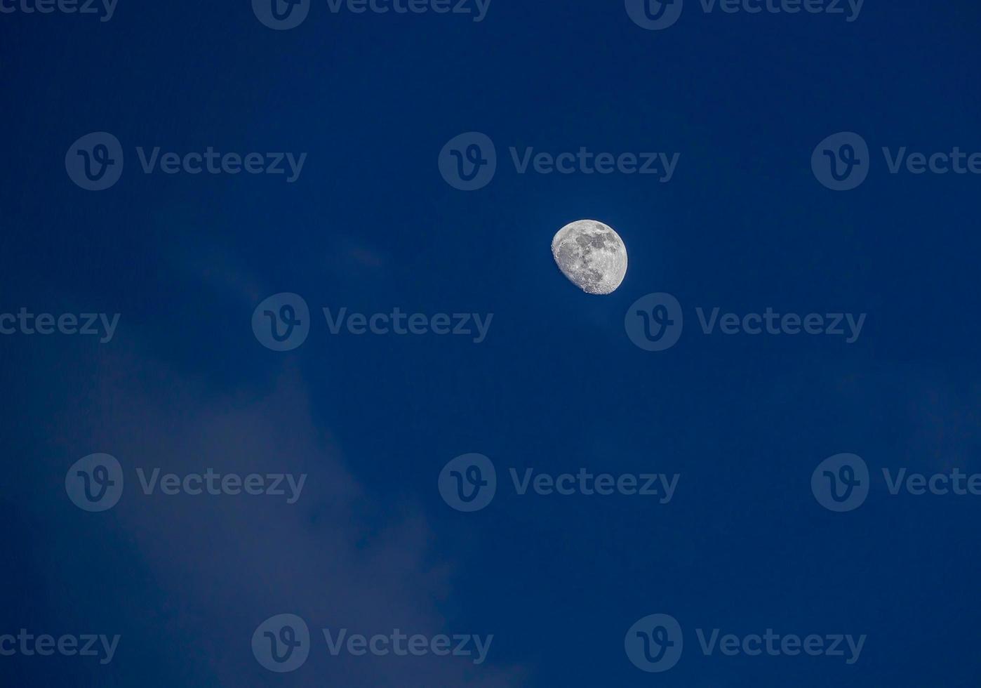 kalmte nacht landschap in een plein in een wolkenloos lucht foto