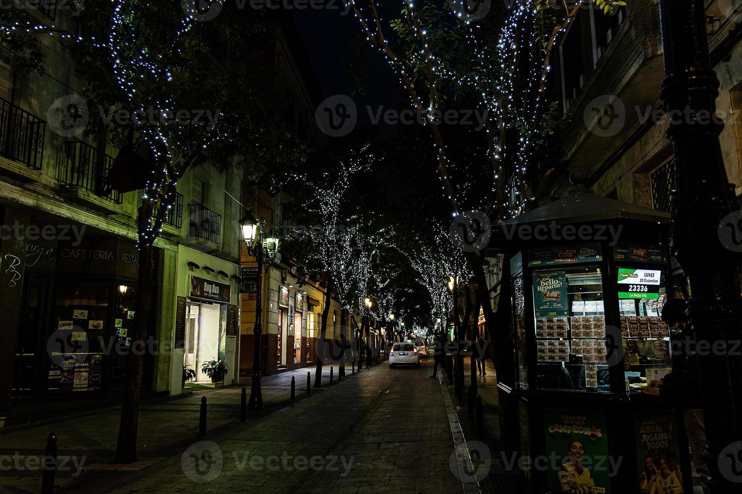 origineel Kerstmis verlichting Bij nacht in de Spaans stad van zaragoza foto