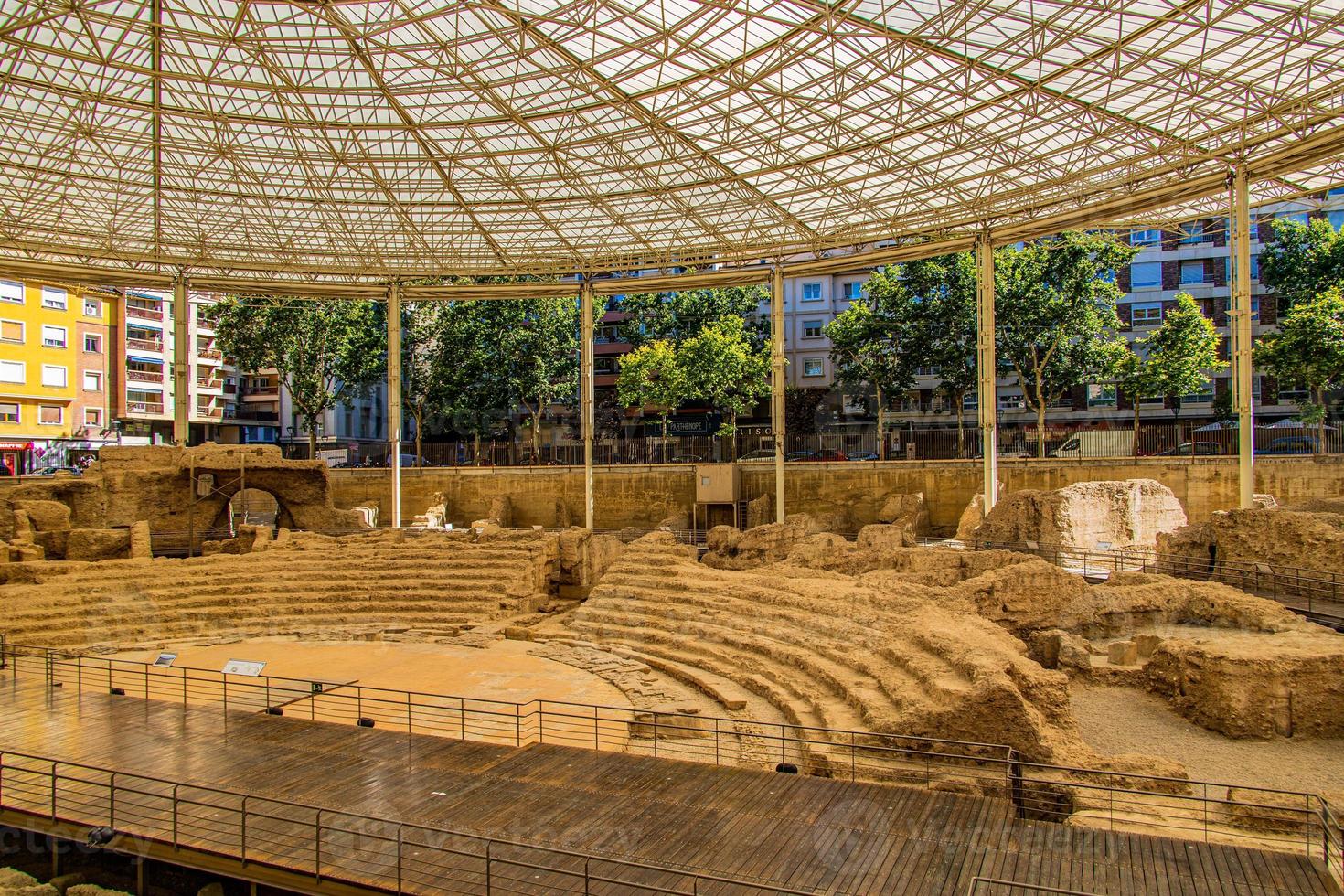 mooi ruïnes van de oude Romeins amfitheater in zaragoza Spanje museo del teatro de caesaraugusta foto