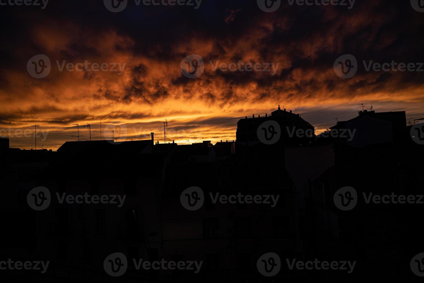 lucht achtergrond met wolken na zonsondergang over- donker daken foto