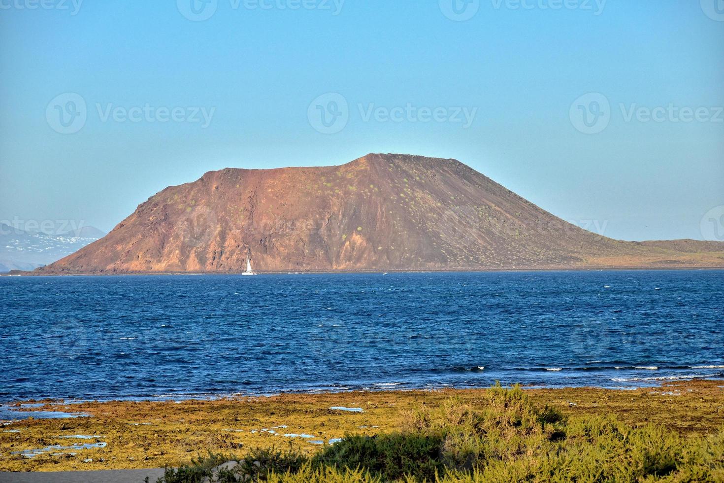 visie van de strand en blauw oceaan Aan de kanarie eiland Fuerteventura in Spanje foto