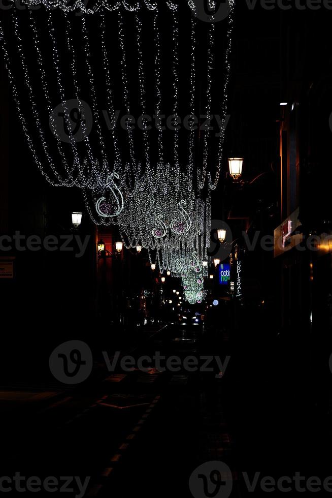 Kerstmis verlichtingen in Alicante Spanje in de straten Bij nacht foto