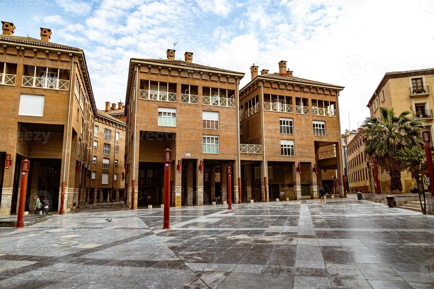 interessant stedelijk landschap met versmallen straten in de Spaans stad van zaragoza Aan een voorjaar dag foto