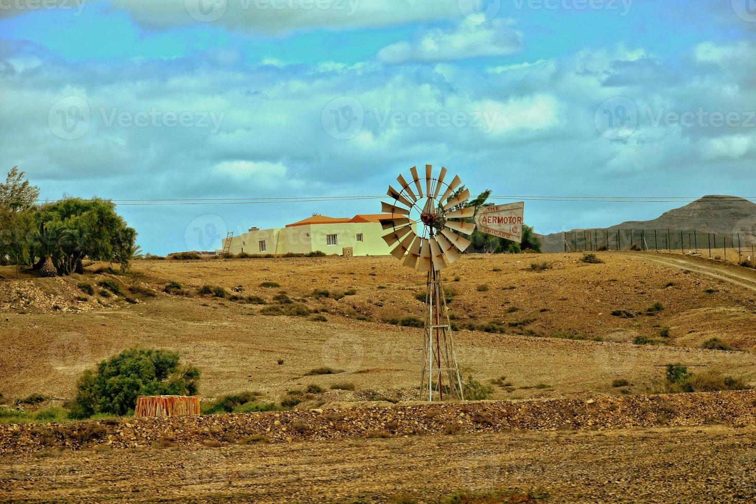 leeg mysterieus bergachtig landschap van de centrum van de kanarie eiland Spaans Fuerteventura met een bewolkt lucht foto