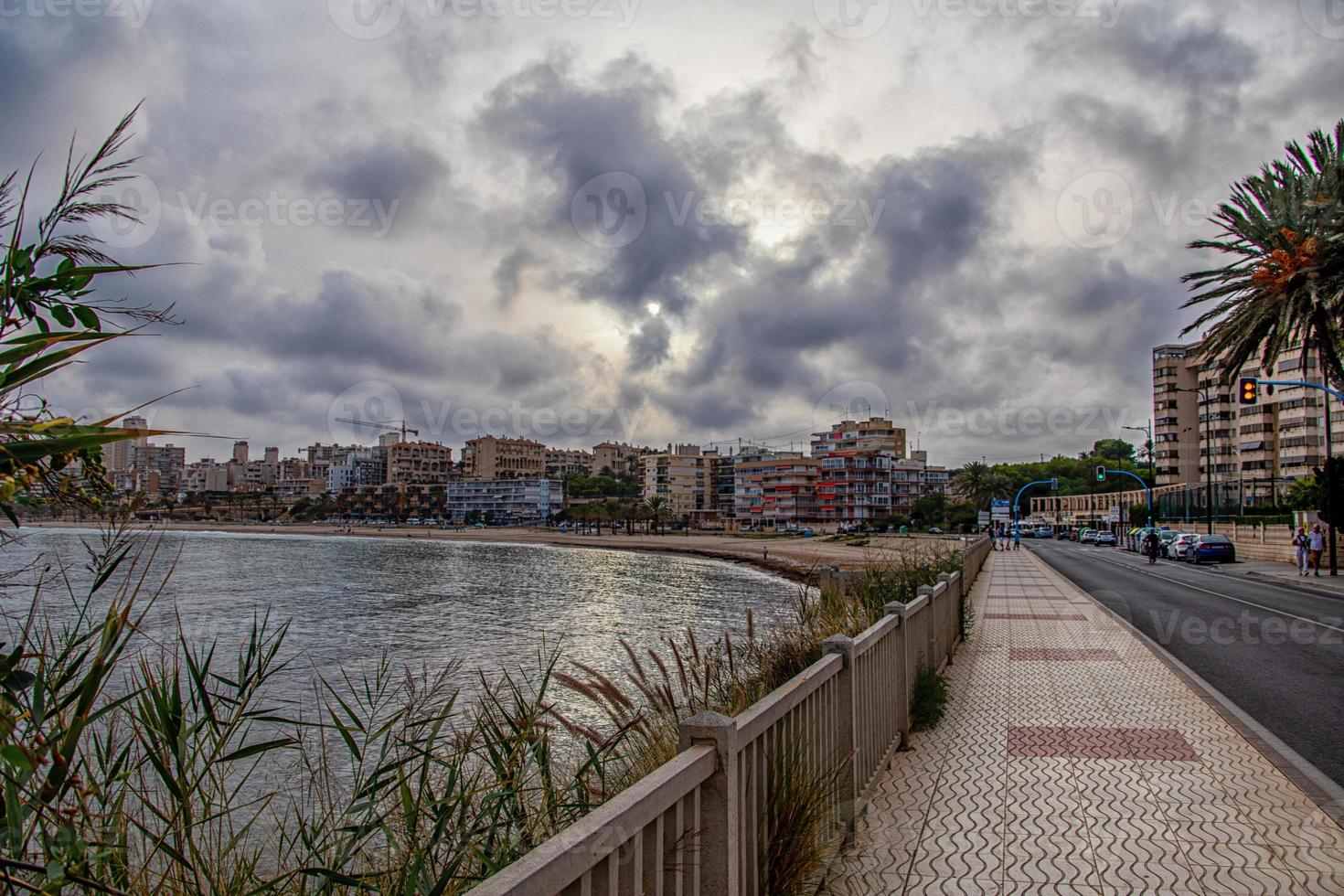 kust landschap met zonsondergang Alicante Spanje met wolken in de lucht foto