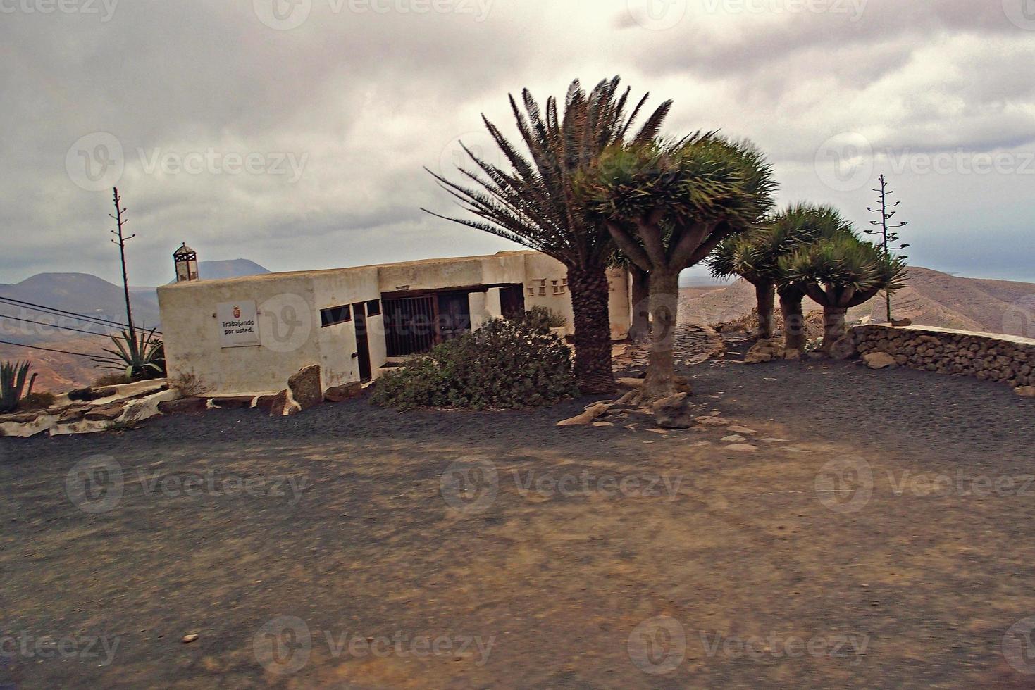 l kalmte zomer bewolkt landschap van de Spaans kanarie eiland Lanzarote foto