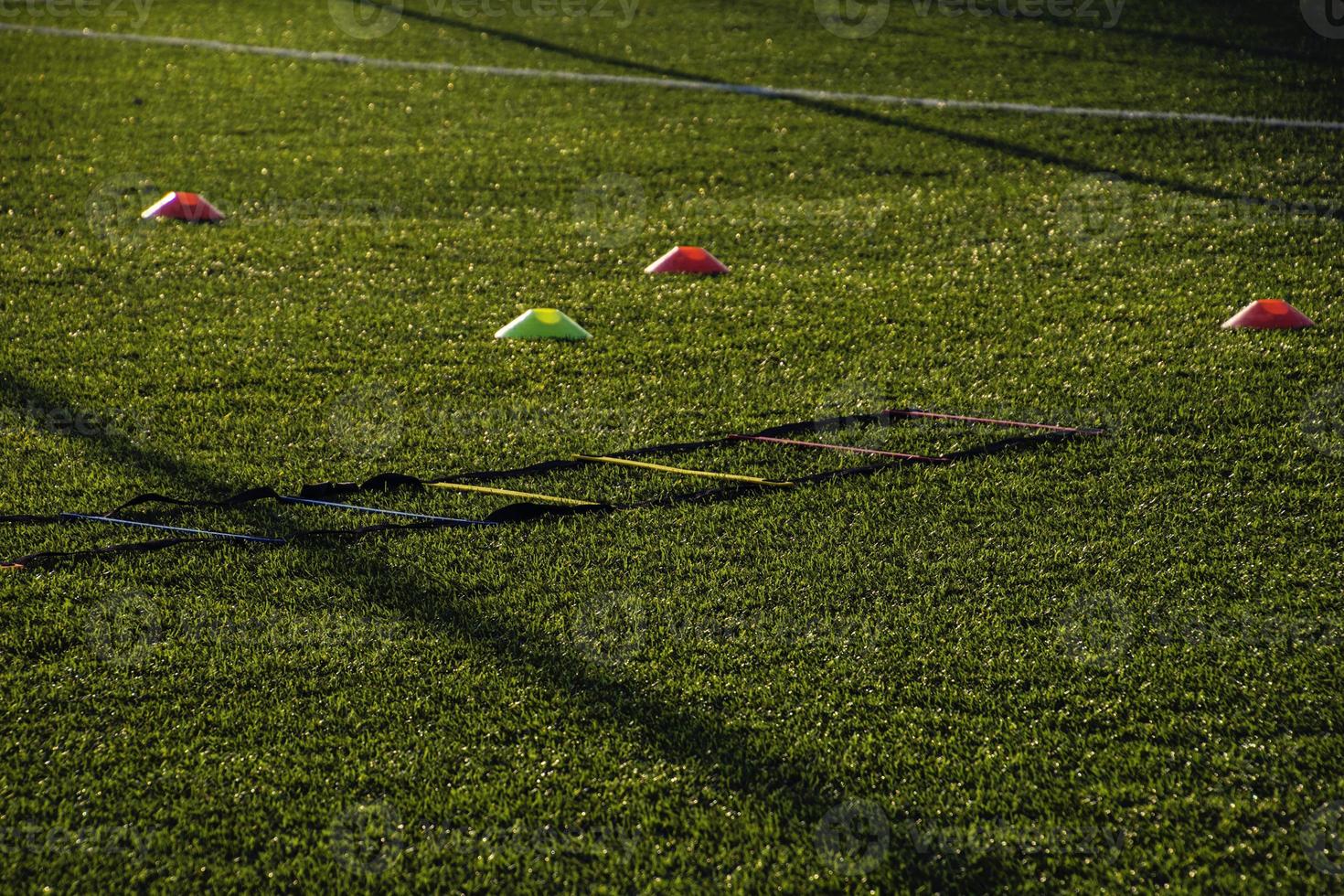 opleiding Amerikaans voetbal toonhoogte met kunstmatig groen gras en opleiding AIDS verlichte door de middag zon foto