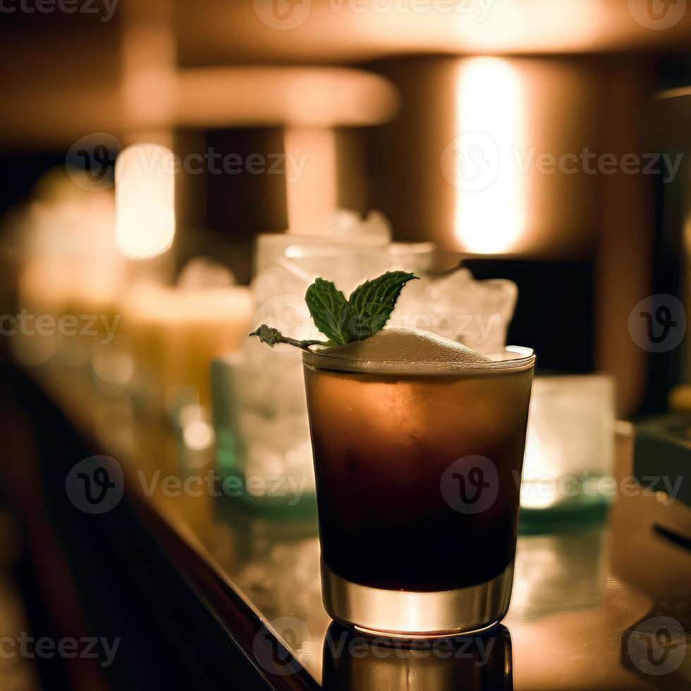 een bar drinken is een gemengd drank geserveerd in een sociaal instelling, meestal met alcohol en met een verscheidenheid van smaken en stijlen, van klassiek cocktails naar modieus creaties. foto
