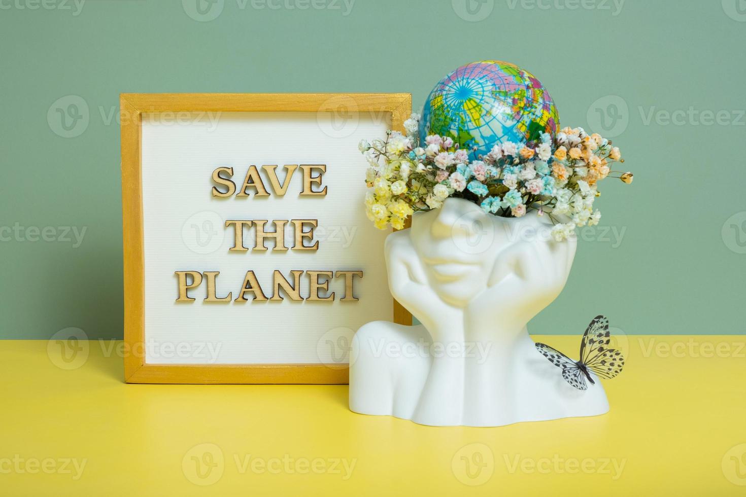 opslaan de planeet tekst met wereld wereldbol in hoofd met bloemen. milieu voor de toekomst, concept van besparing de planeet foto