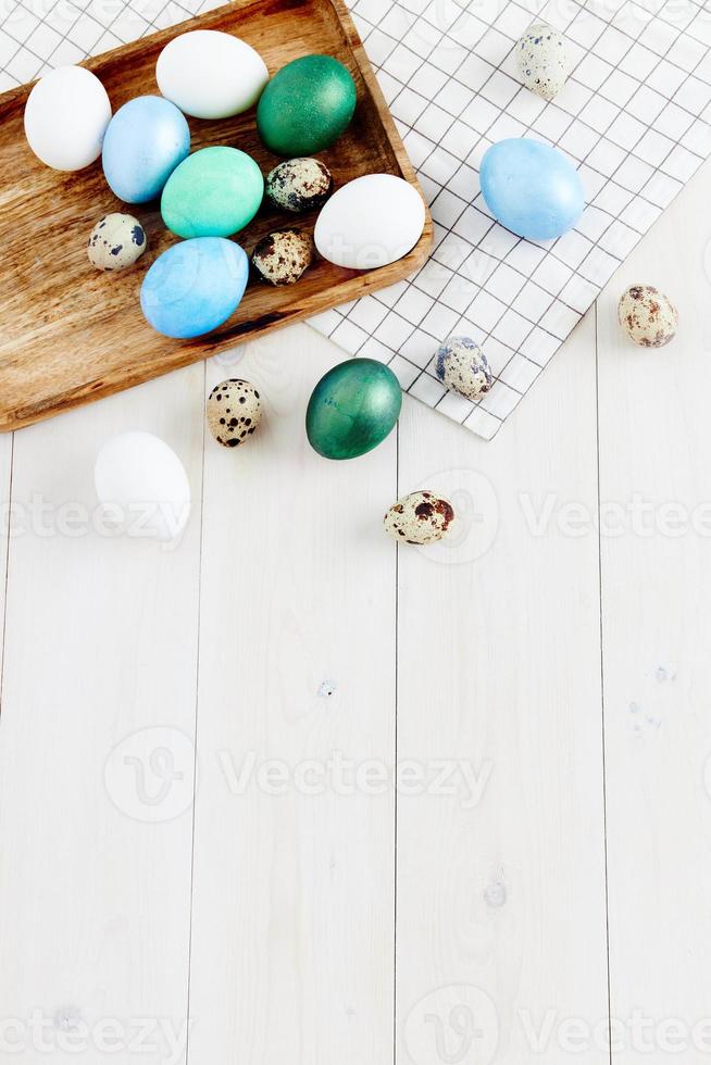 Pasen kerk vakantie kleurrijk eieren Aan schoolbord en houten tafel foto