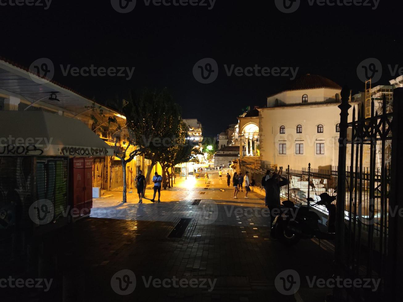 Athene nacht met monastiraki plein en oud plaka acropolis heuvel Aan voet wandelen verkennen Griekenland groot grootte hoog kwaliteit prints foto