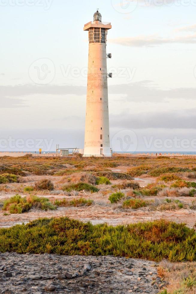 vuurtoren door de zee foto